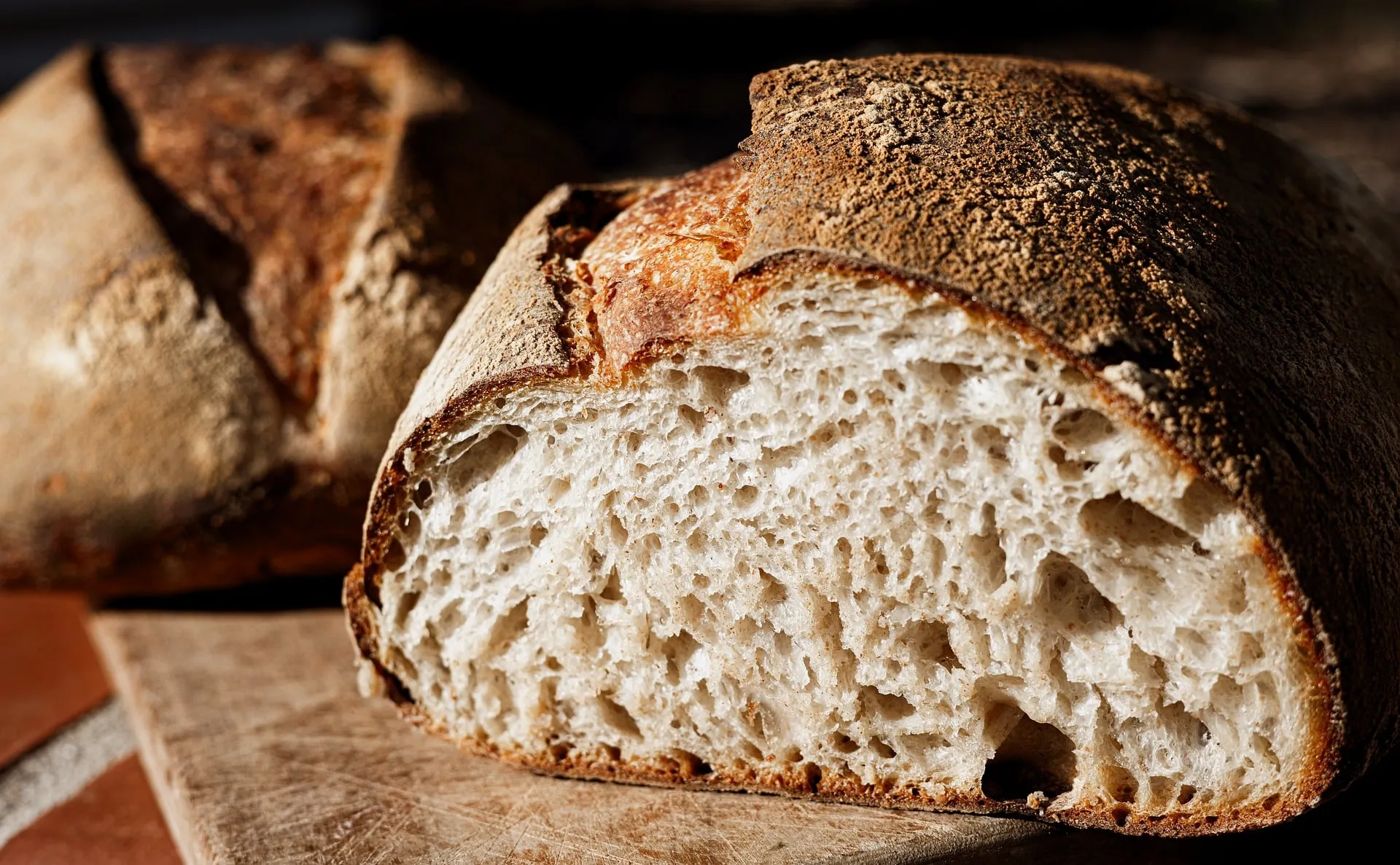 Pan sourdough sobre mesa